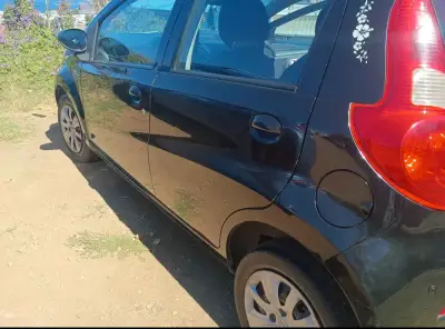 Auto compacto negro en buen estado - miniatura 3