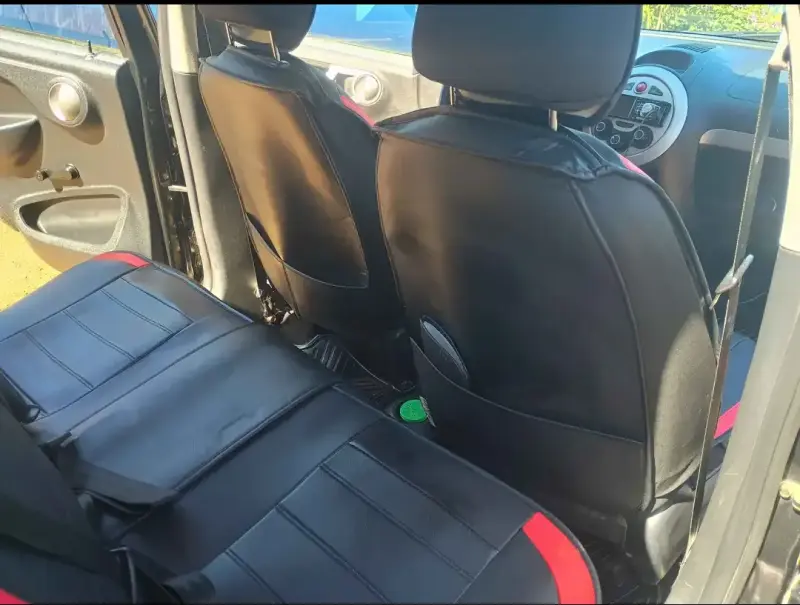 Auto compacto negro en buen estado - 4