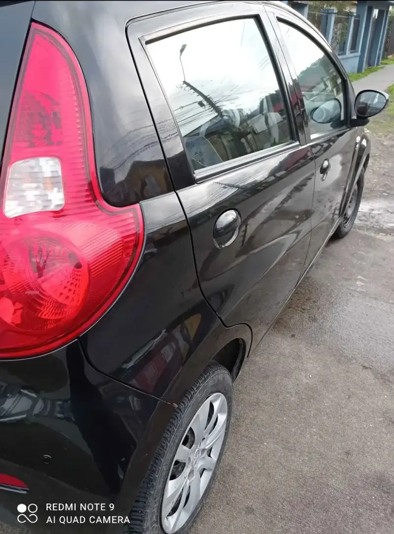 Auto compacto negro en buen estado - 5