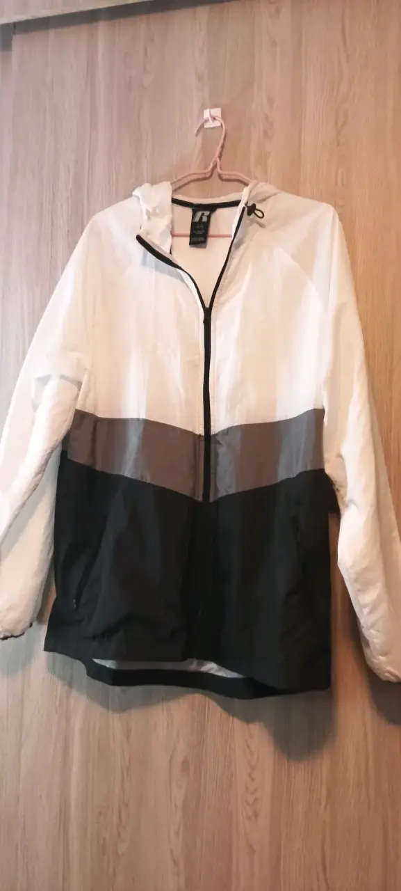 Chaqueta cortaviento tricolor con capucha