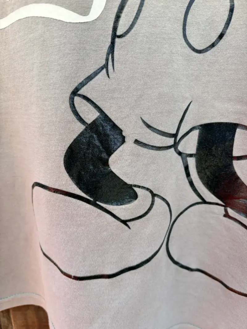 Polera gris con diseño de Mickey Mouse - 2
