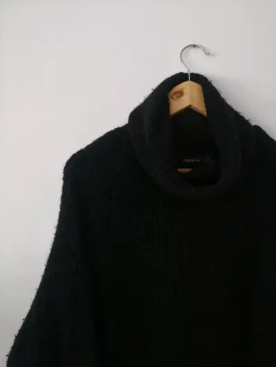 Suéter Zara negro  cuello alto - miniatura 2