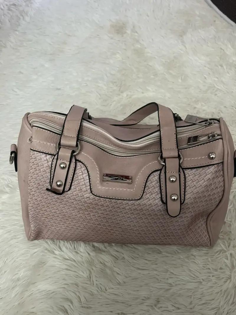 Bolso de mano rosa con diseño tejido - 1