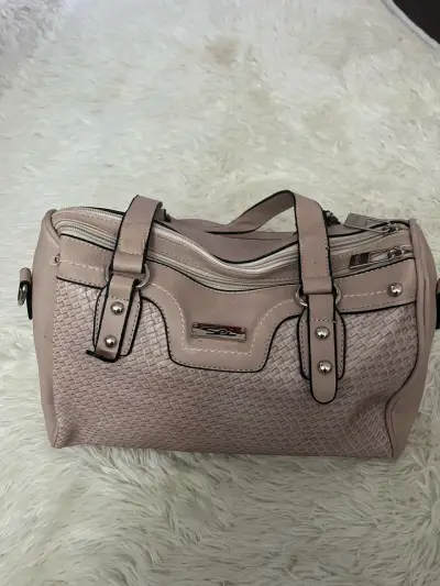 Bolso de mano rosa con diseño tejido - miniatura 1