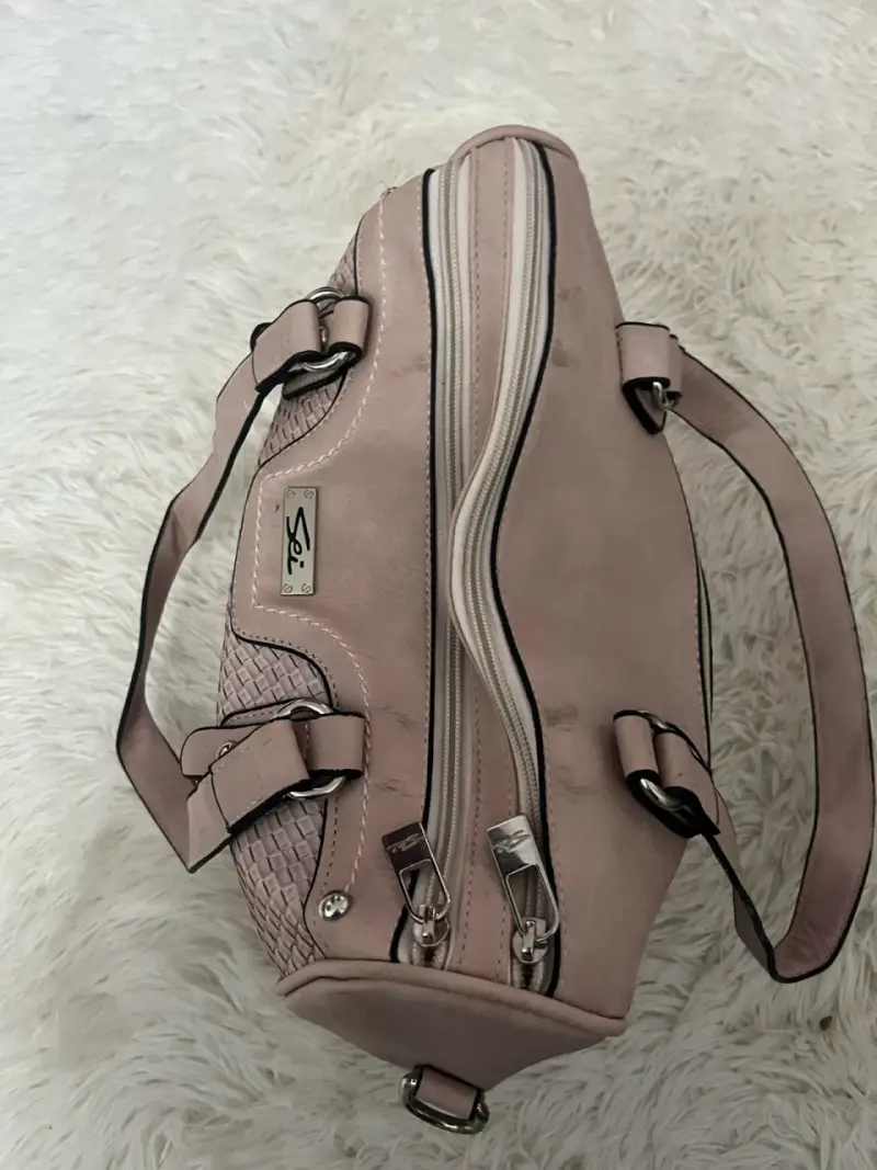 Bolso de mano rosa con diseño tejido - 2