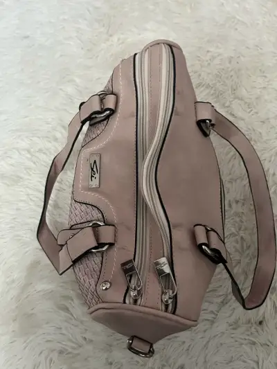 Bolso de mano rosa con diseño tejido - miniatura 2