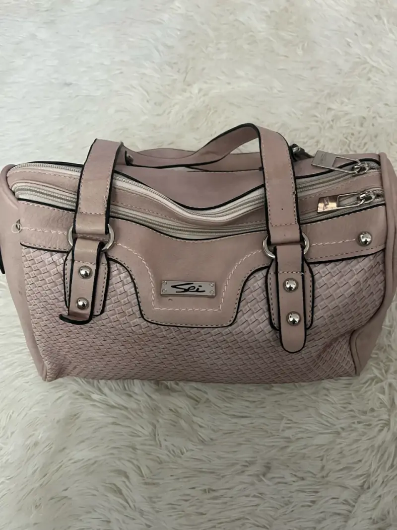 Bolso de mano rosa con diseño tejido - 3