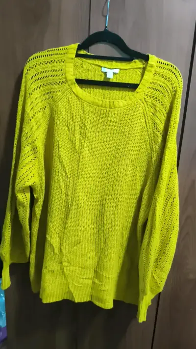 Suéter amarillo tejido para mujer - miniatura 1