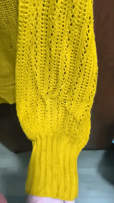 Suéter amarillo tejido para mujer - miniatura 3