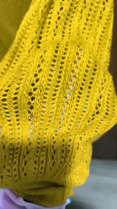 Suéter amarillo tejido para mujer - miniatura 4
