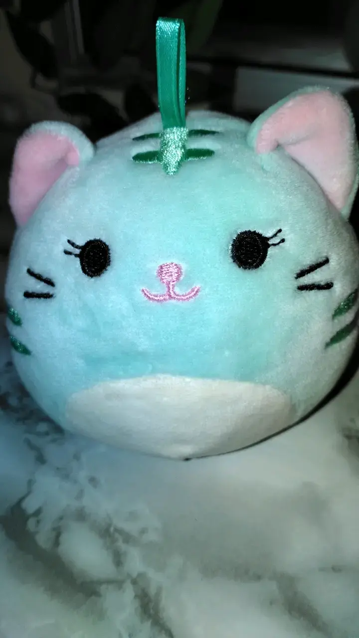 Peluche redondo de gato azul con orejas rosadas - 1
