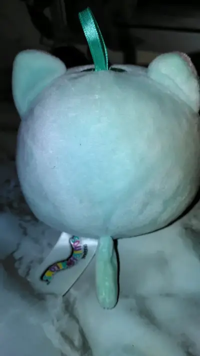 Peluche redondo de gato azul con orejas rosadas - miniatura 2