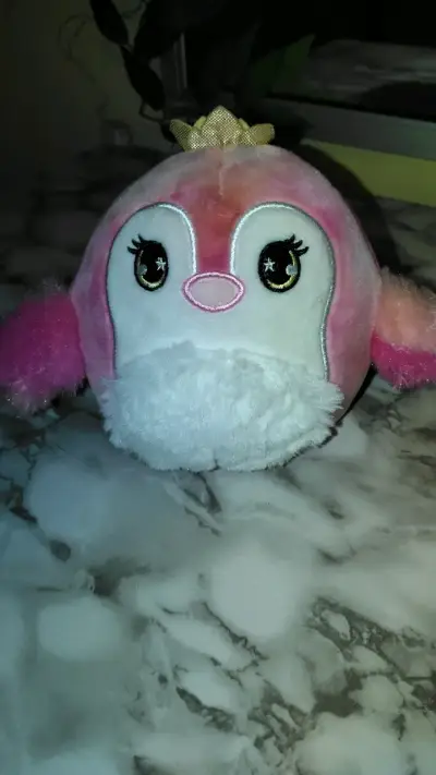Peluche de pingüino rosa con corona - miniatura 2
