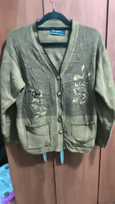 Cárdigan de lana con bordado floral - miniatura 1