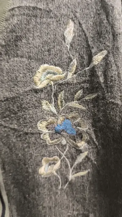Cárdigan de lana con bordado floral - miniatura 2