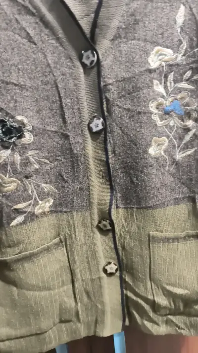 Cárdigan de lana con bordado floral - miniatura 4