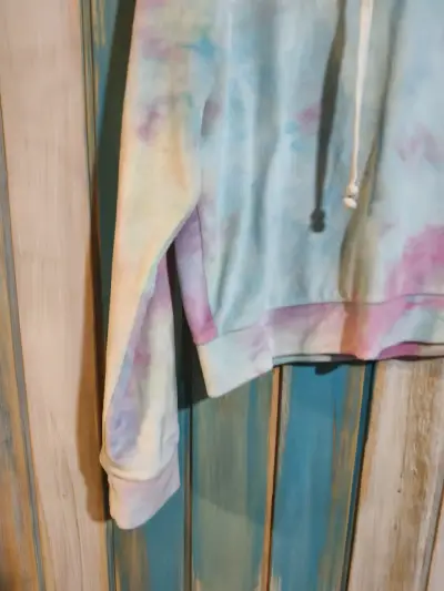 Polerón tie-dye con capucha Charlotte Russe - miniatura 2