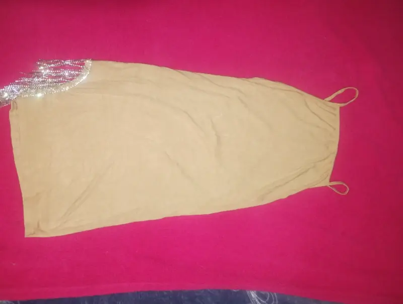 Vestido beige con tirantes y detalles brillantes - 1