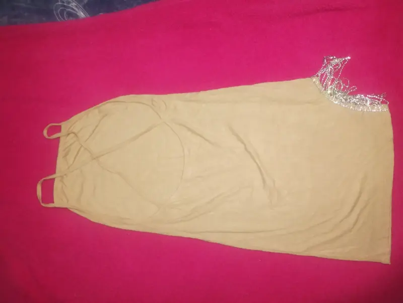 Vestido beige con tirantes y detalles brillantes - 2