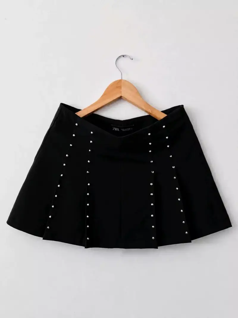Falda corta negra con tachas Zara