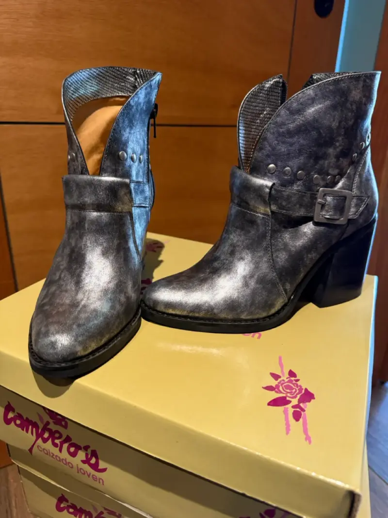Botines de cuero gris con hebilla Campero's