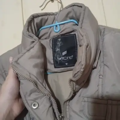 Chaqueta acolchada gris para mujer - miniatura 3