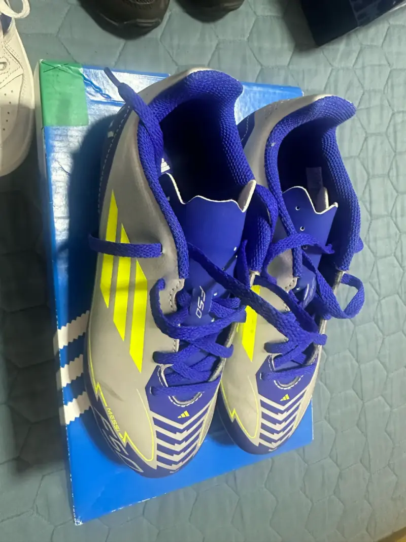Zapatillas de fútbol Adidas Messi F50 grises y az - 1