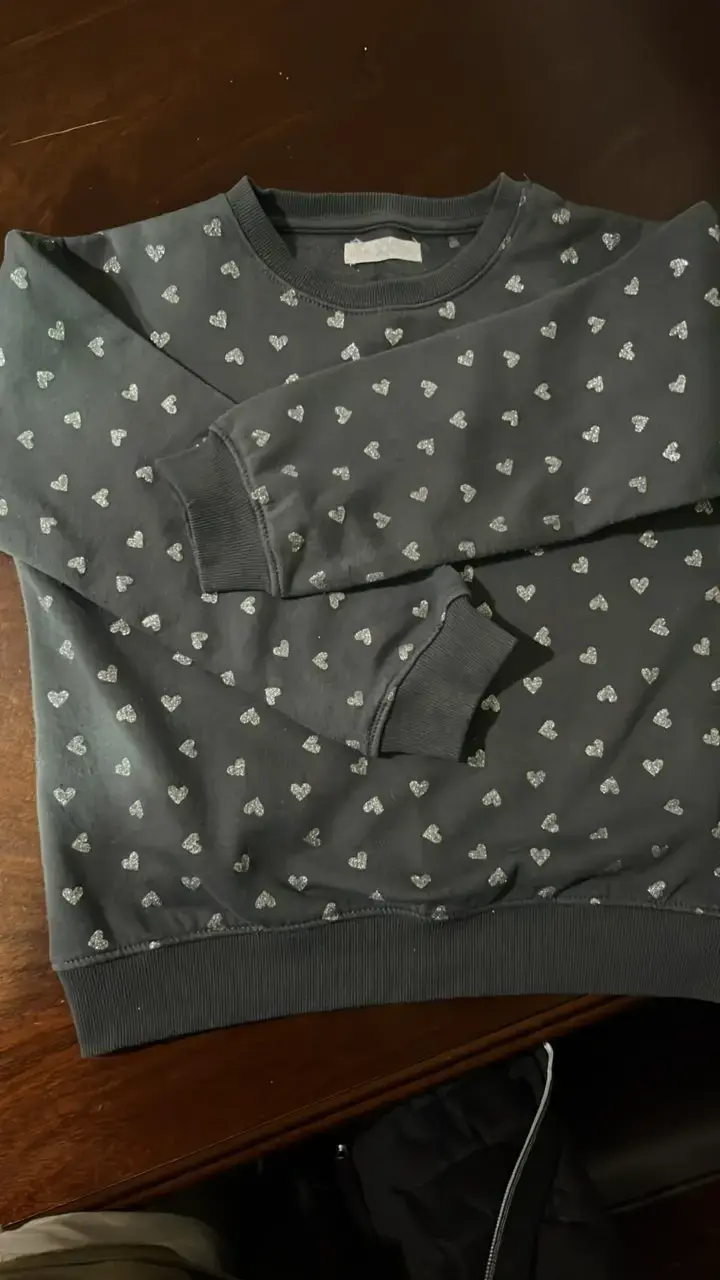 Polerón gris con estampado de corazones para mujer - 1