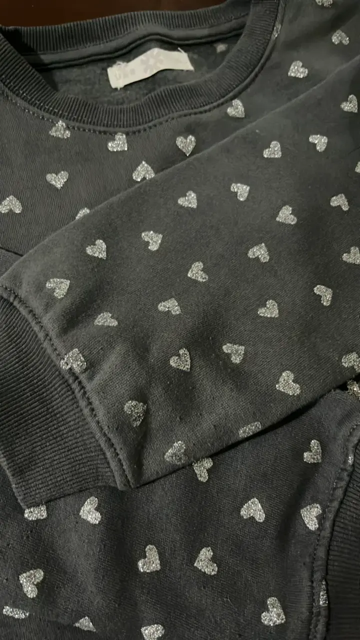 Polerón gris con estampado de corazones para mujer - 2