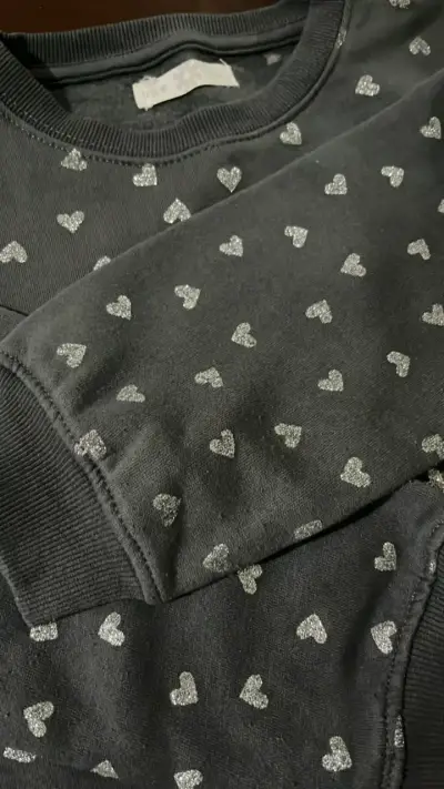 Polerón gris con estampado de corazones para mujer - miniatura 2