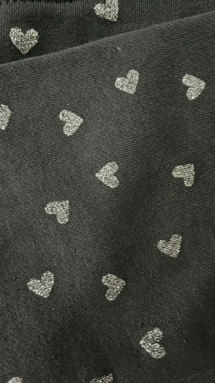 Polerón gris con estampado de corazones para mujer - 3