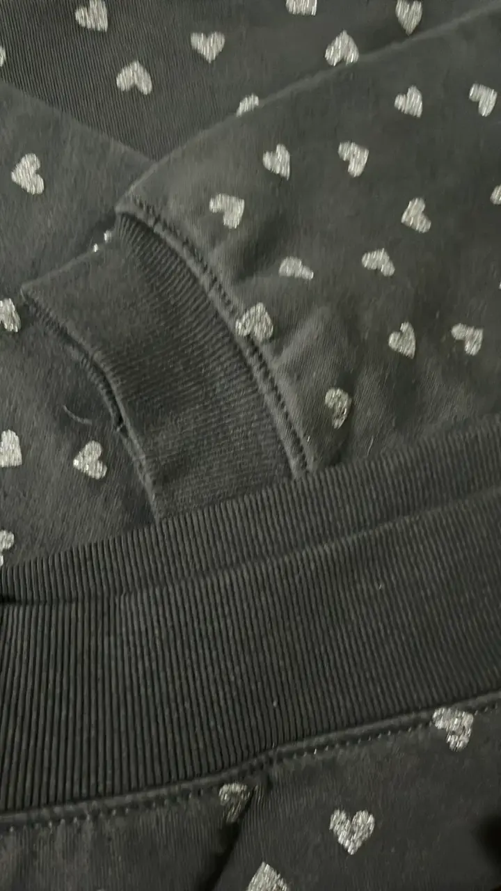 Polerón gris con estampado de corazones para mujer - 5