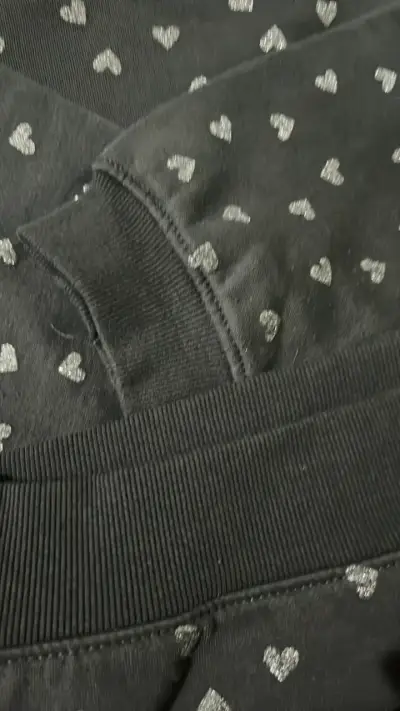 Polerón gris con estampado de corazones para mujer - miniatura 5