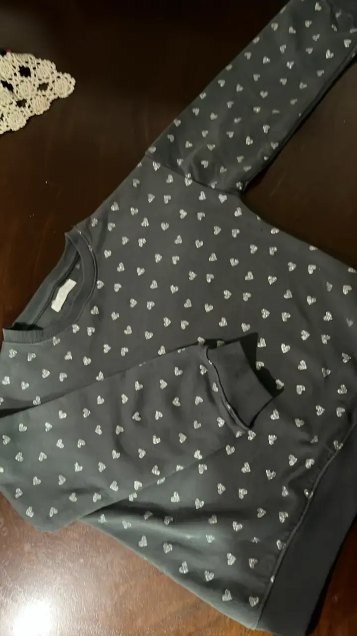 Polerón gris con estampado de corazones para mujer - 6