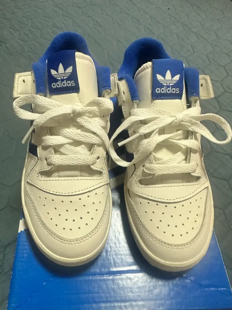 Zapatillas deportivas Adidas blancas y azules