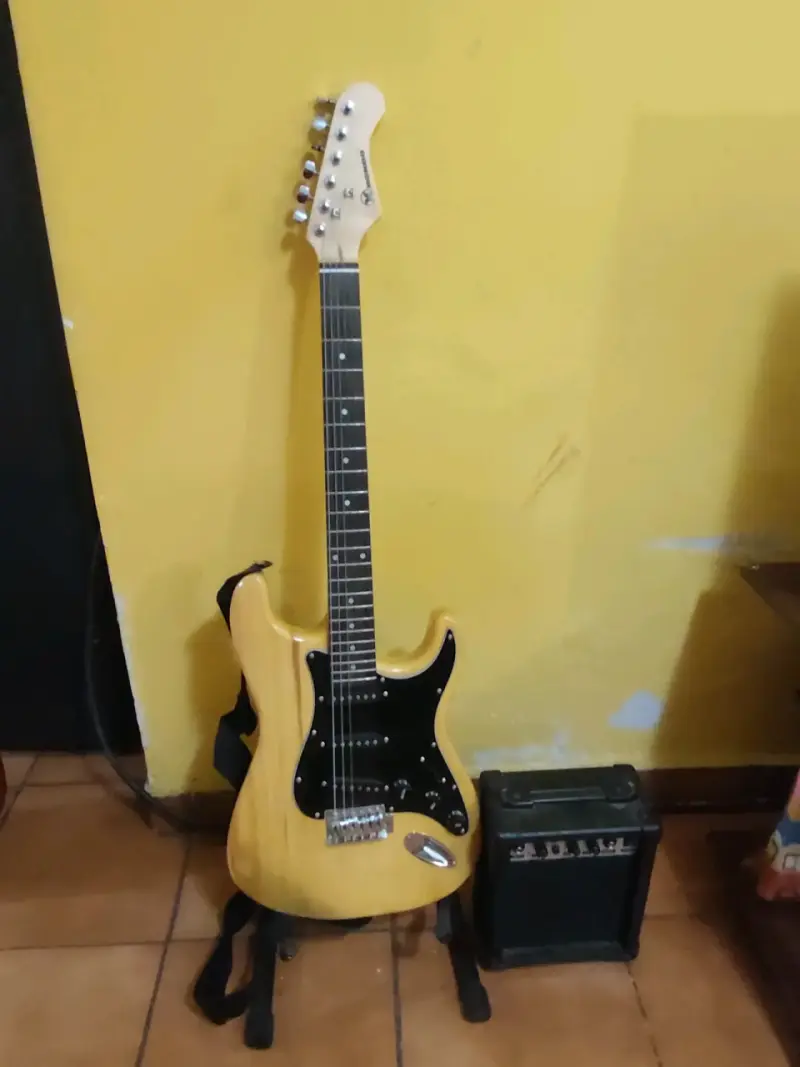 Guitarra eléctrica con amplificador y accesorios - 1