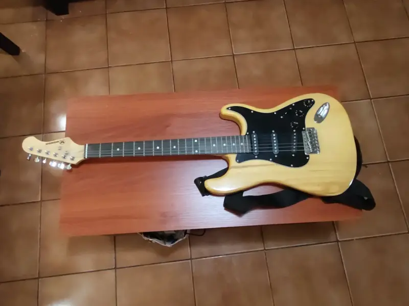 Guitarra eléctrica con amplificador y accesorios - 5