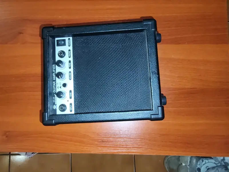Guitarra eléctrica con amplificador y accesorios - 6
