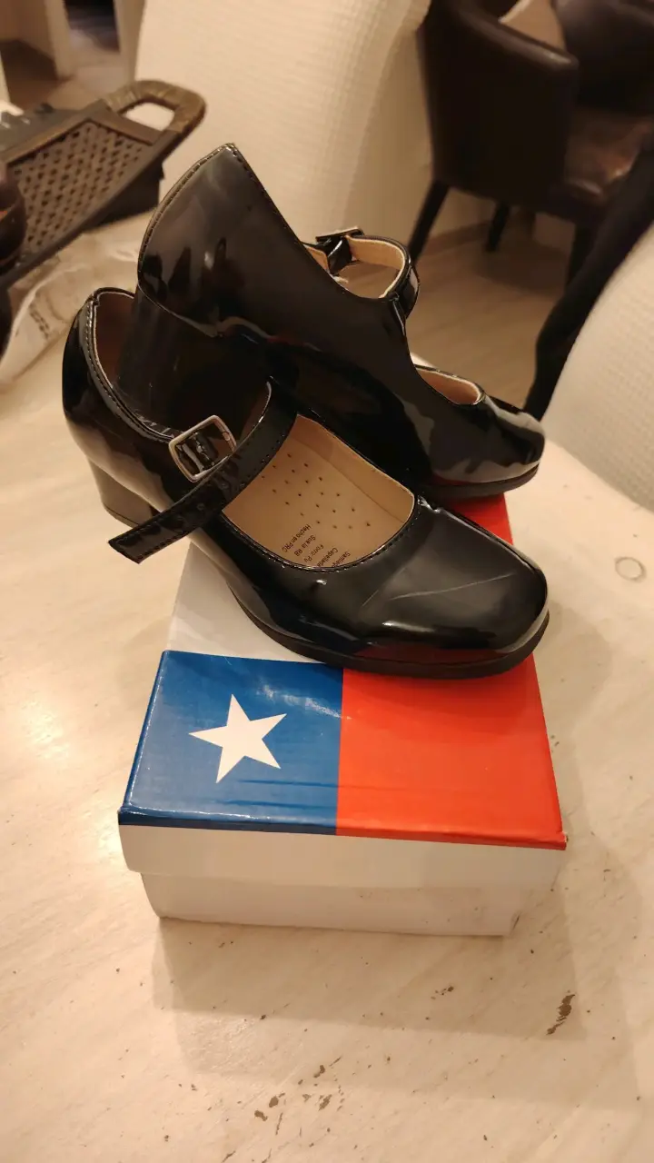 Zapatos de charol negro para niña con hebilla