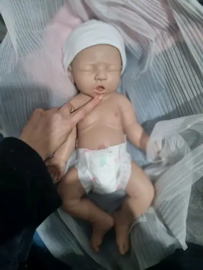 Muñeca reborn realista de siliconacon ropa de bebé - miniatura 1
