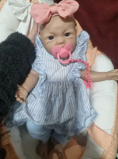 Muñeca reborn realista de siliconacon ropa de bebé - miniatura 3