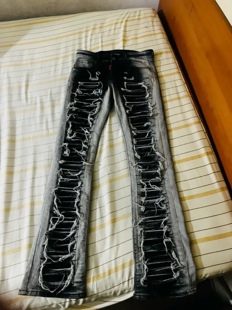 jeans flare negros con blanco