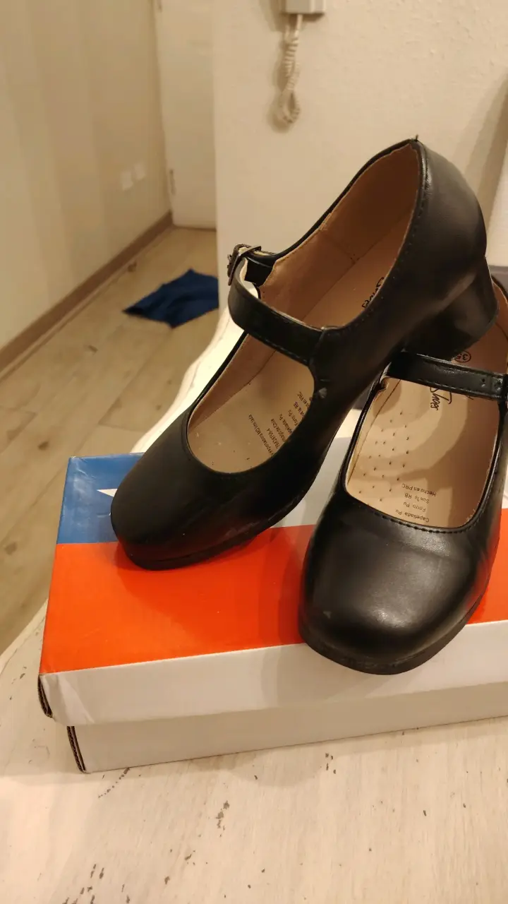 Zapatos negros mate para niña con hebilla
