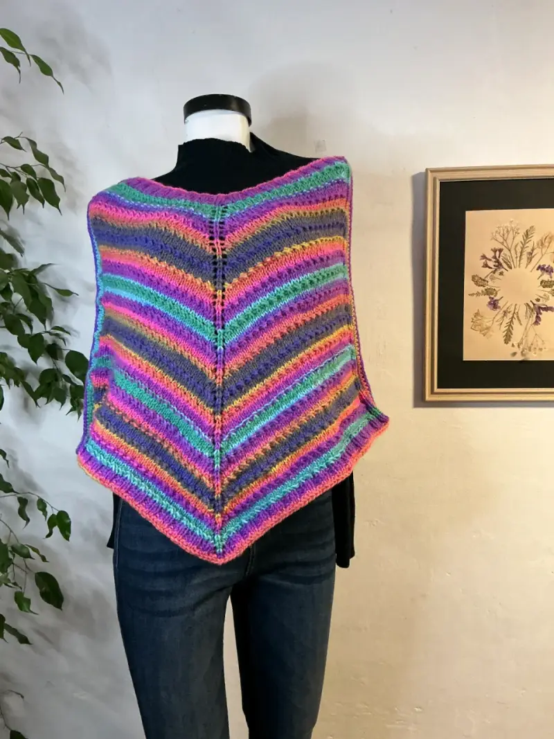 Poncho tejido a mano multicolor y azul - 1