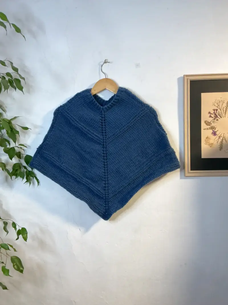 Poncho tejido a mano multicolor y azul - 2