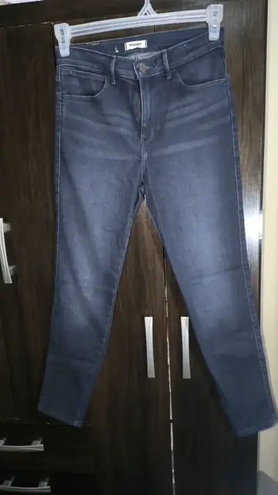 Jeans Wrangler azul oscuro para mujer - miniatura 1