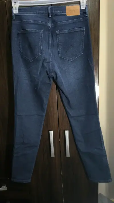 Jeans Wrangler azul oscuro para mujer - miniatura 2