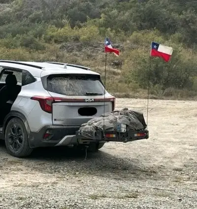 Portaequipaje trasero para auto con banderas chilenas - miniatura 1