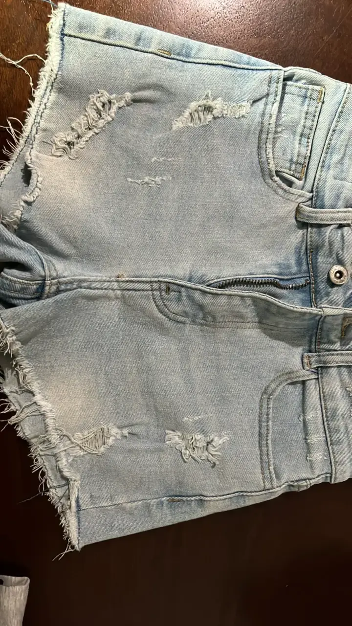 Shorts de mezclilla desgastados para mujer - 1