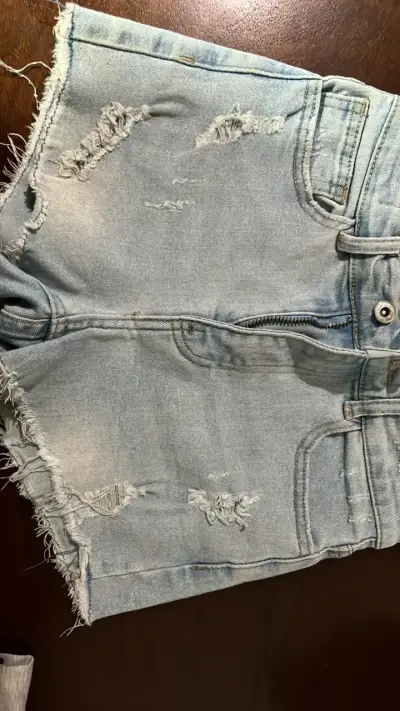 Shorts de mezclilla desgastados para mujer - miniatura 1